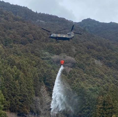 空中消火をする様子　写真：統合幕僚監部