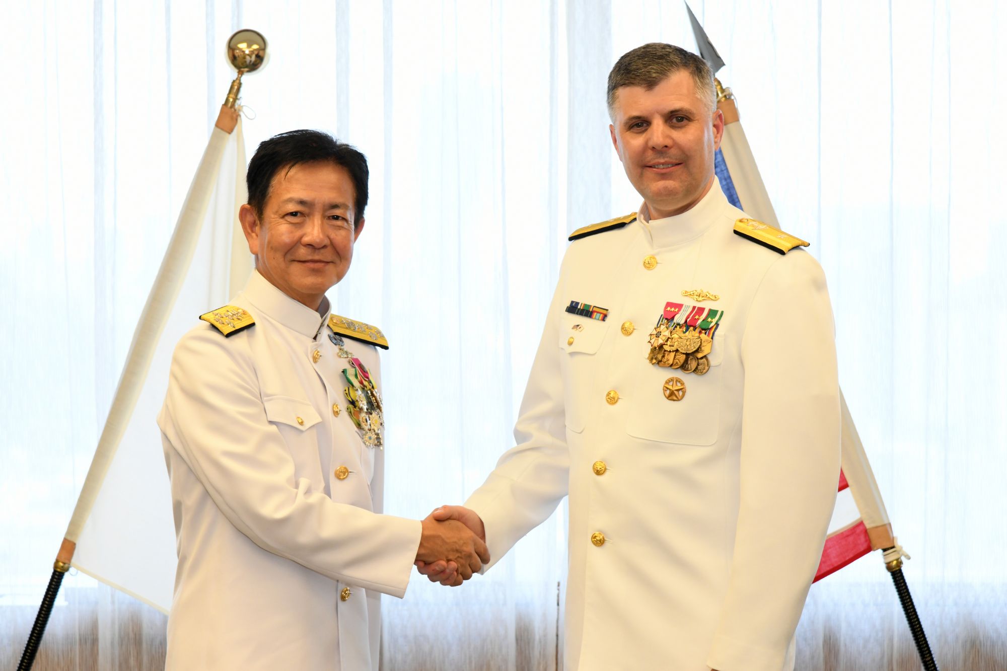 齋藤海上幕僚長を在日米海軍ジョンソン司令官が表敬訪問（8月5日）｜J