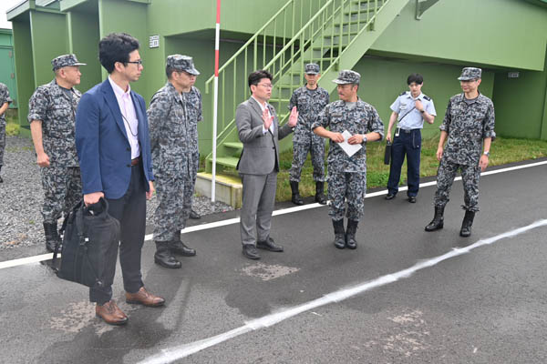 鬼木防衛副大臣、空自奥尻分屯基地を視察（8月27日）｜Jディフェンス