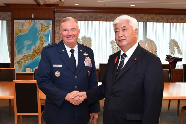 ラップ在日米軍司令官が中谷元防衛大臣を離任表敬（10月3日）｜J