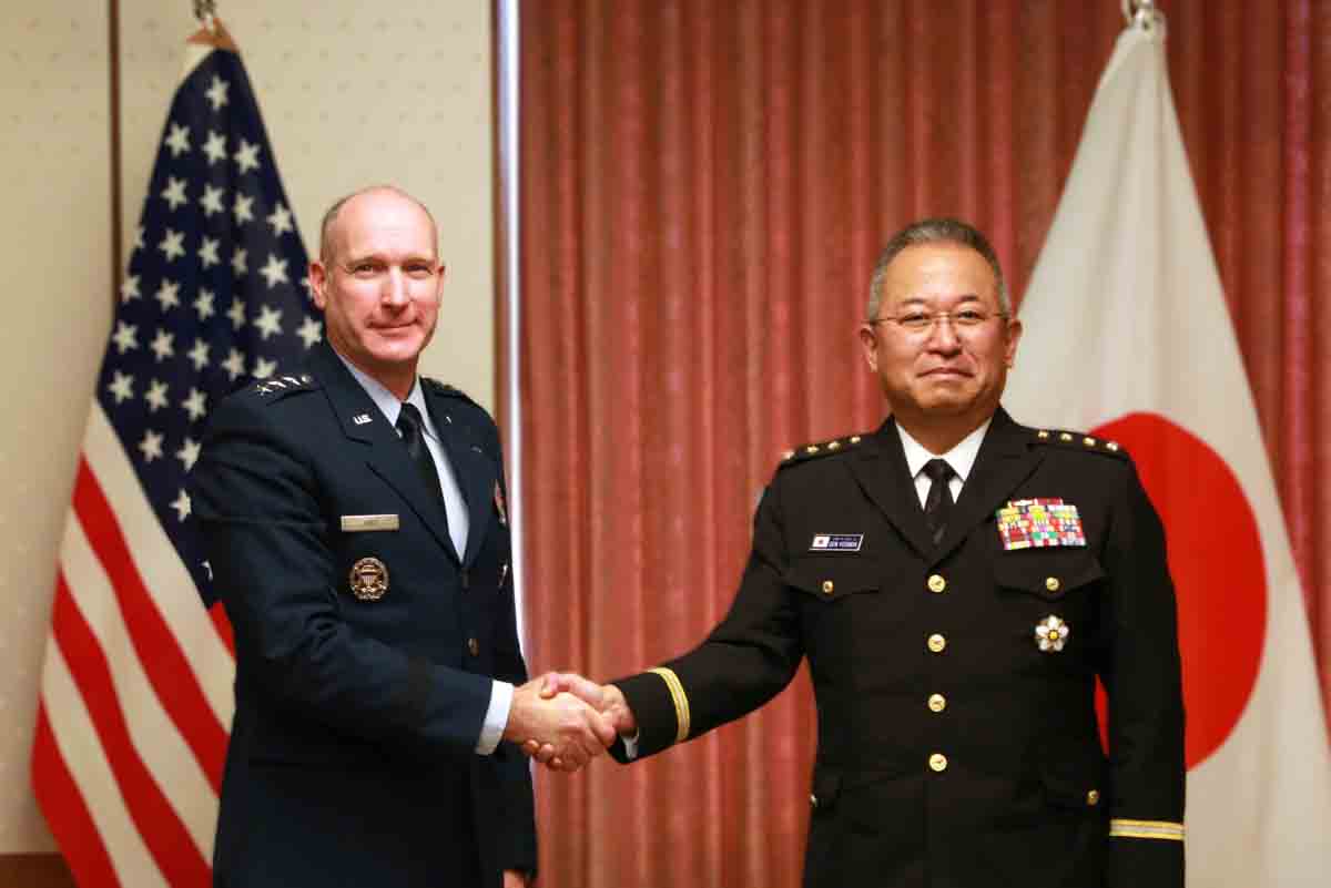●日本の記章＊自衛隊＊航空幕僚長＊純銀製カフス＆タイピン＋木盃（実物） ○日本の記章＊自衛隊＊航空幕僚長＊純銀製カフス＆タイピン＋木