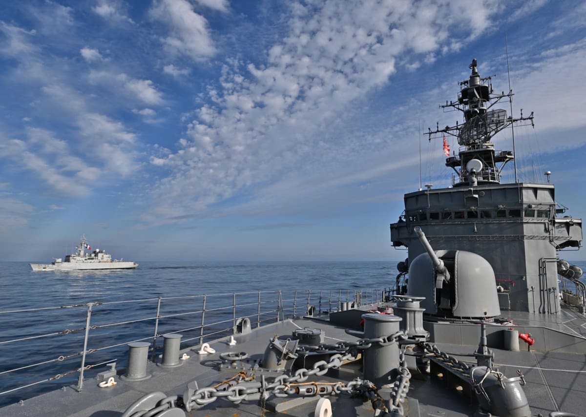 海上自衛隊、フランス海軍との共同訓練を実施（11月12日）｜J
