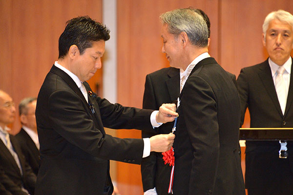 本田防衛副大臣が令和6年秋の勲章・褒章伝達式を実施（11月18日）｜J