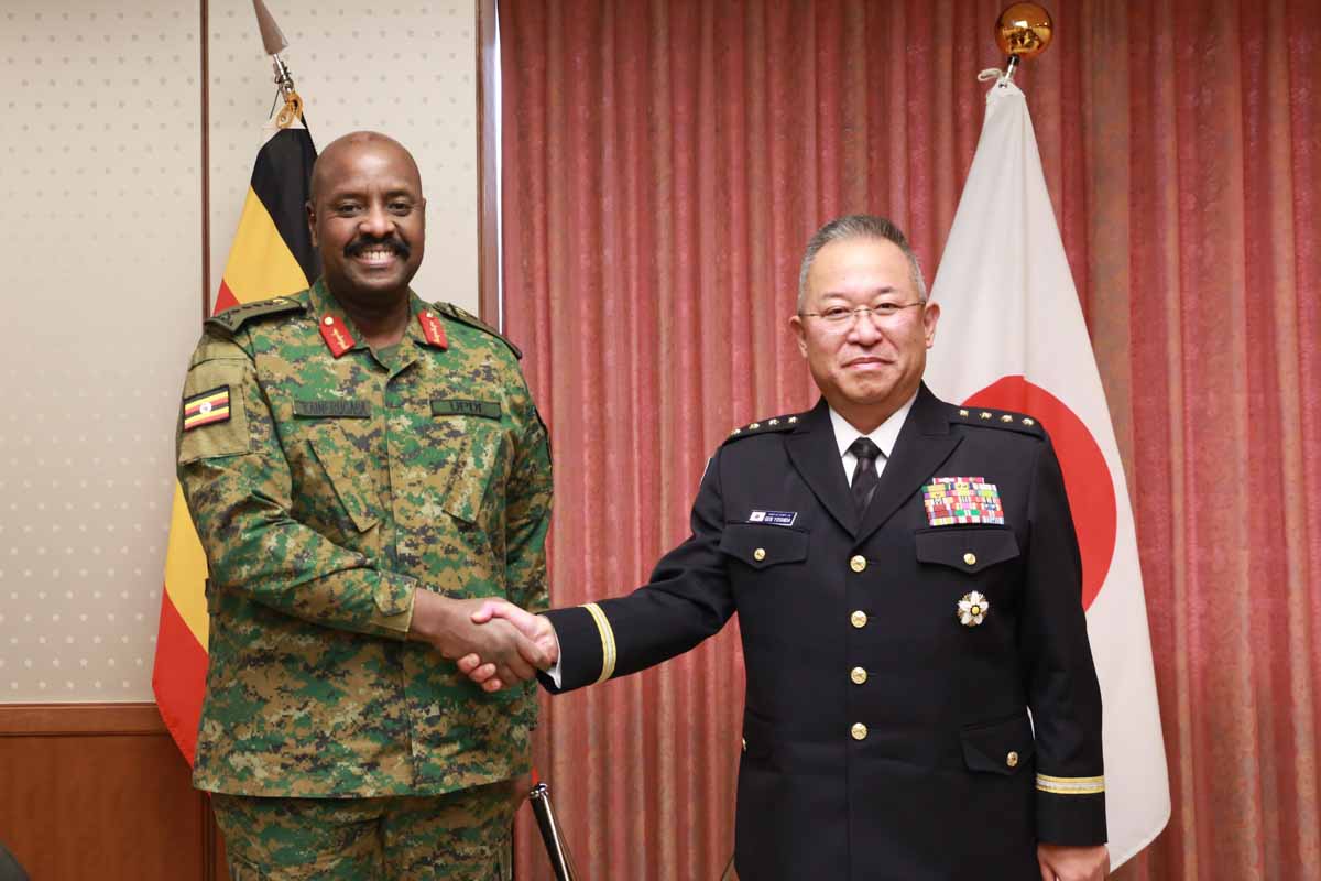 吉田統合幕僚長がウガンダ人民防衛国軍司令官 カイネルガバ大将と会談 吉田統合幕僚長がウガンダ人民防衛国軍司令官 カイネルガバ大将と会談