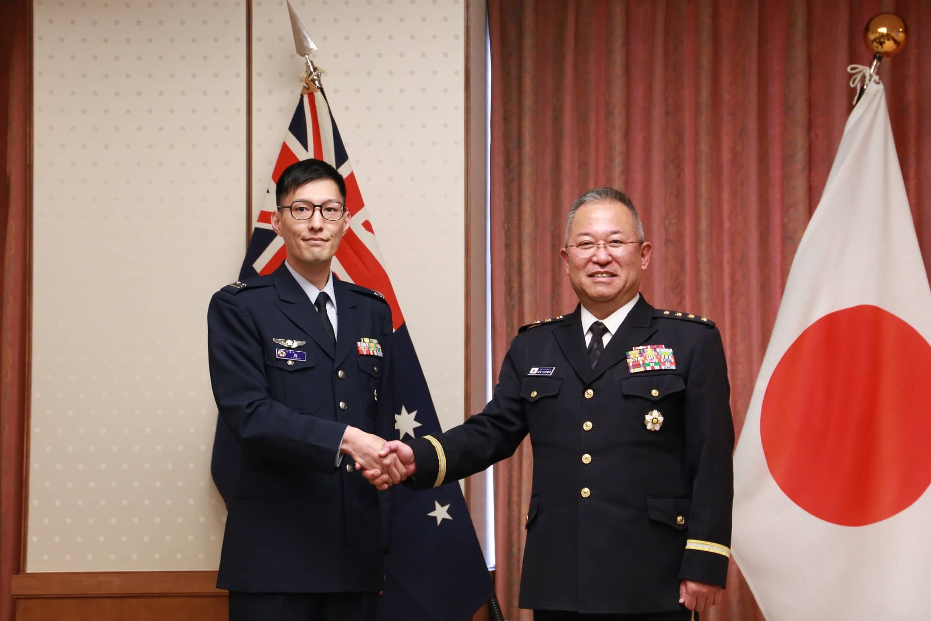 ●日本の記章＊自衛隊＊航空幕僚長＊純銀製カフス＆タイピン＋木盃（実物） 日本の記章＊自衛隊＊航空幕僚長＊純銀製カフス＆タイピン＋