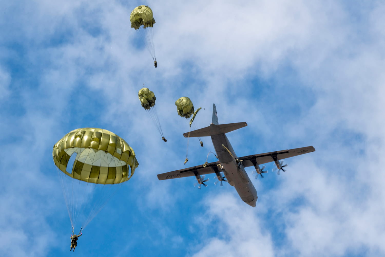 陸上自衛隊、米空軍機からの今年度第5回降下訓練を12月18日～19日に