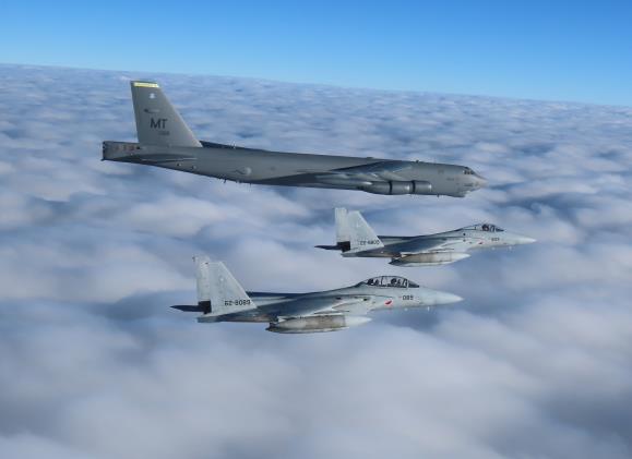 日米共同訓練が12月16日に実施。F-15戦闘機13機が参加｜Jディフェンス