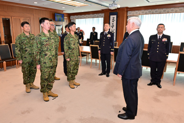 中谷防衛大臣、リトアニア派遣の陸上自衛隊教官を激励（10月17日）｜J