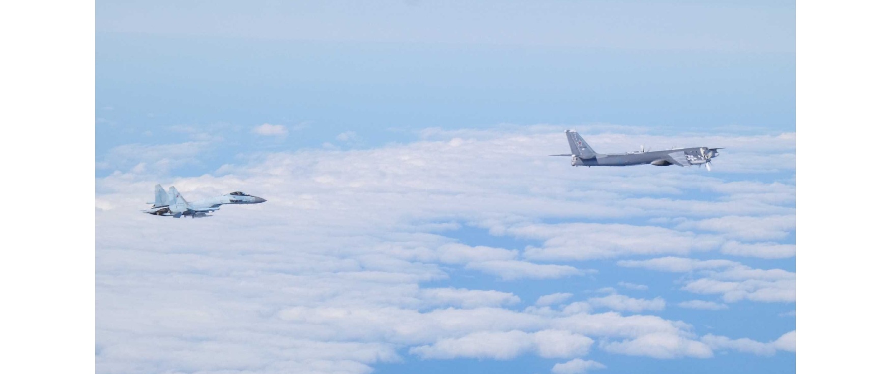 ロシア軍機4機が日本海上のわが国領空付近を飛行（10月24日、Tu-95×2機