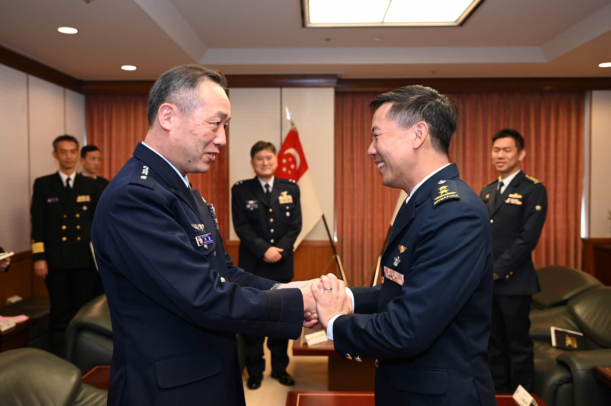 シンガポール空軍司令官が内倉統合幕僚長を表敬（11月6日）｜J