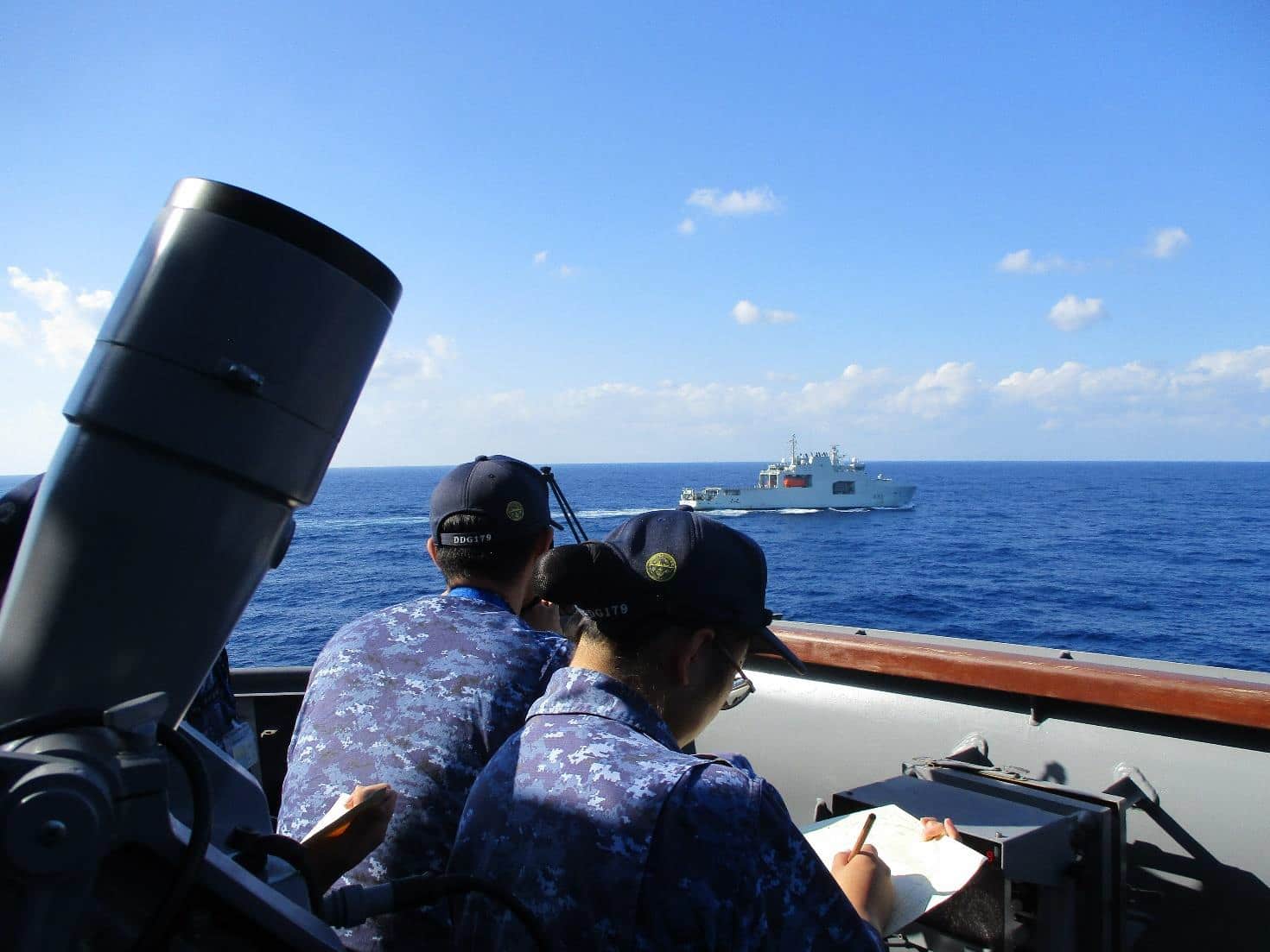 海上自衛隊と米軍が11月17日に共同訓練を実施（11月18日）｜J