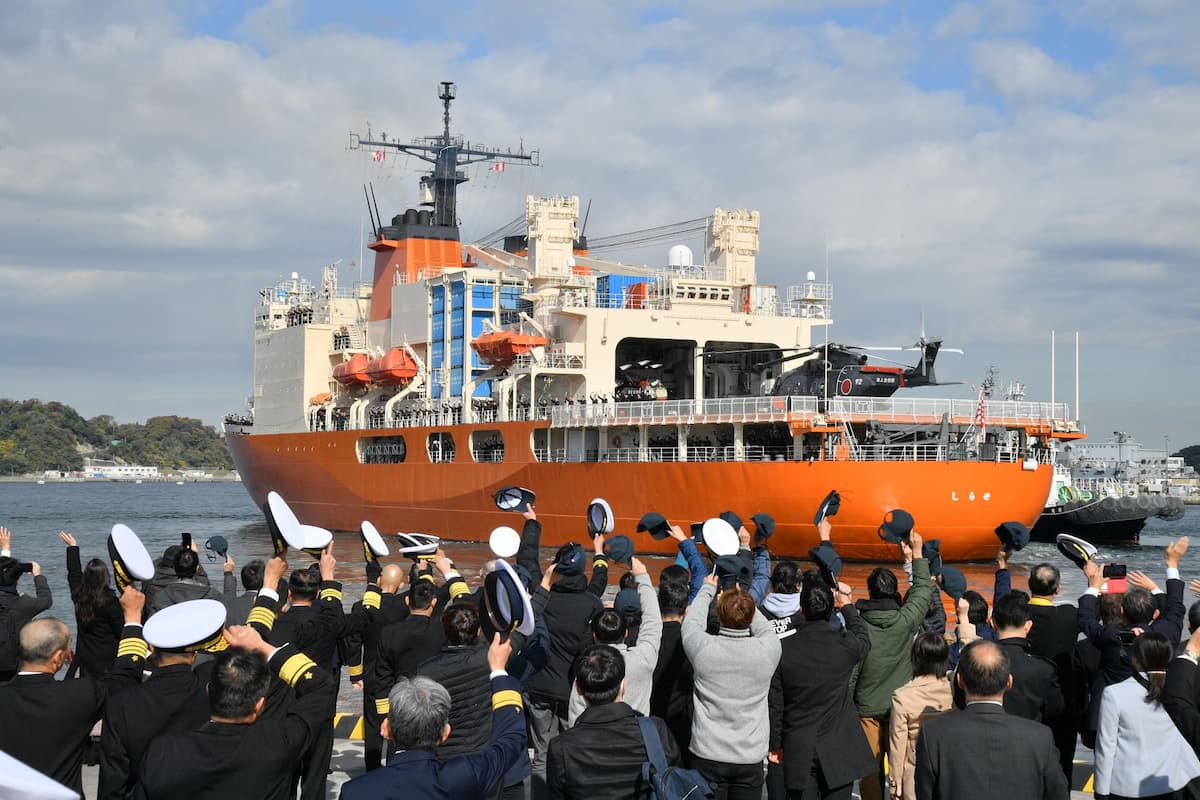 国境を渡る 第67次南極地域観測協力支援行動砕氷艦「しらせ」出港、出国行事を実施
