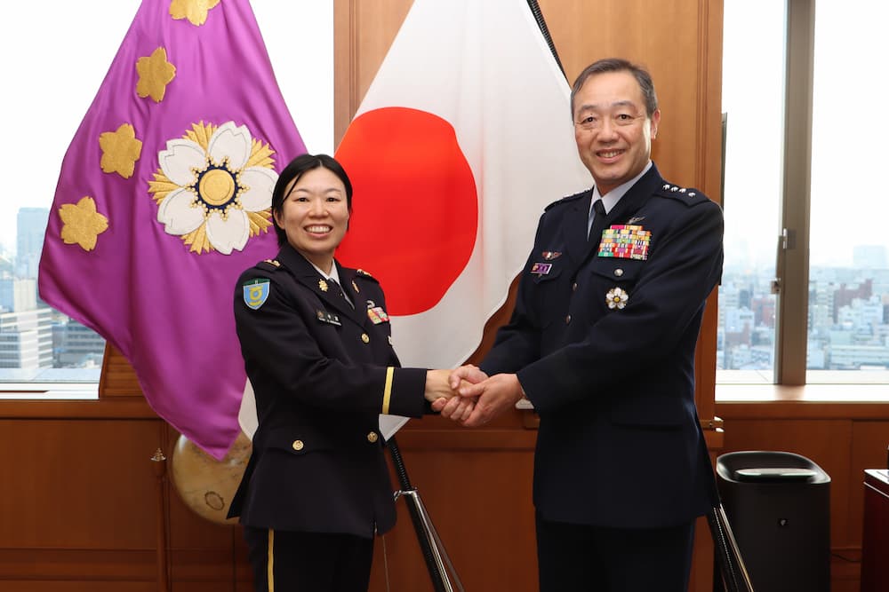 ウガンダに派遣の陸自隊員が内倉統合幕僚長へ帰国報告 国連医療訓練