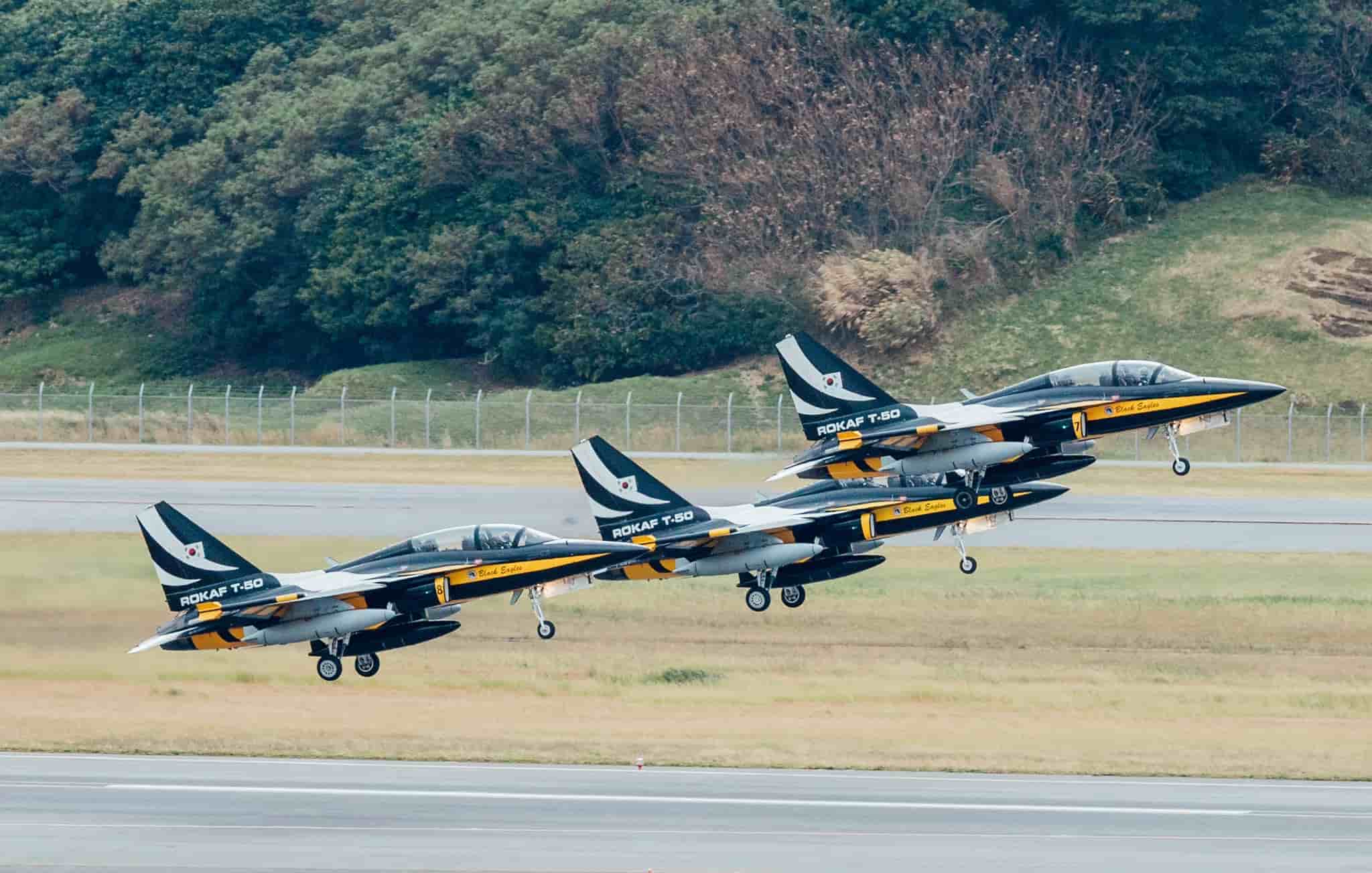 ブルーインパルスと韓国空軍アクロバットチーム「ブラック・イーグルス