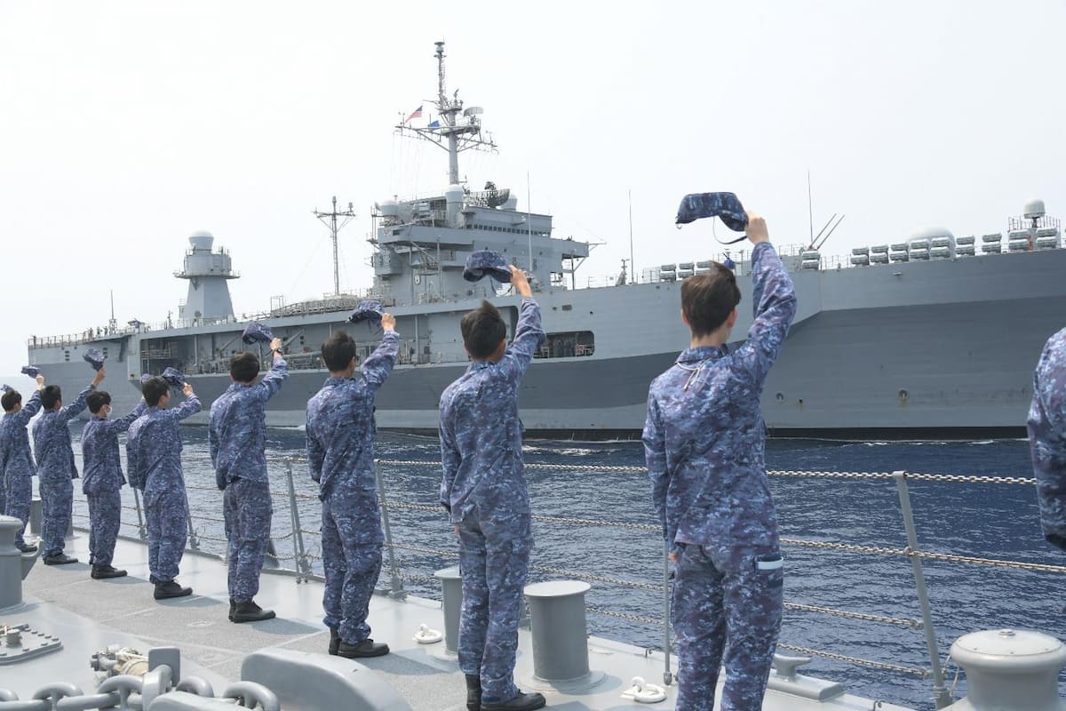 海自護衛艦「あさひ」が米海軍と南シナ海で共同訓練を実施（4月16～17