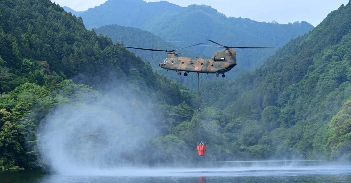 災害派遣：三重県津市の林野火災 陸自CH-47輸送ヘリ1機が散水210トン