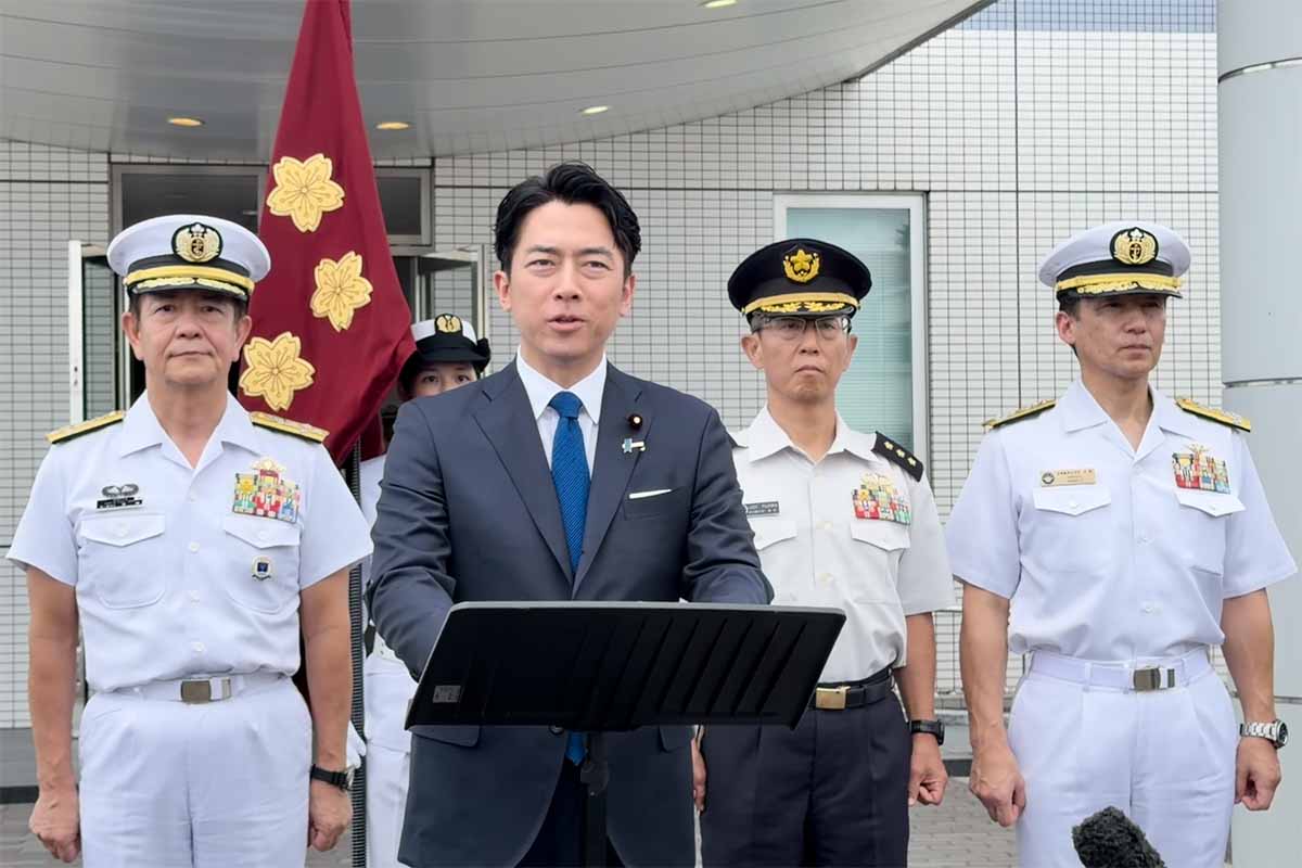 部隊移動のため入手困難、超貴重な在日米海軍VAQ-136の上級下士官非売品 小泉防衛大臣が臨時会見 アデン湾海賊対処、初のP-1部隊の出国を激励
